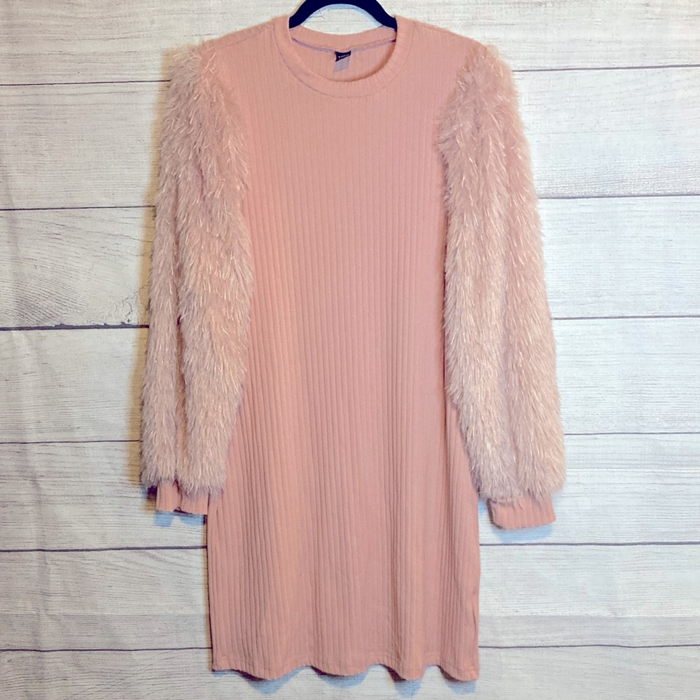 Chic Ribbed Dress with Faux Fur Sleeves - Size L